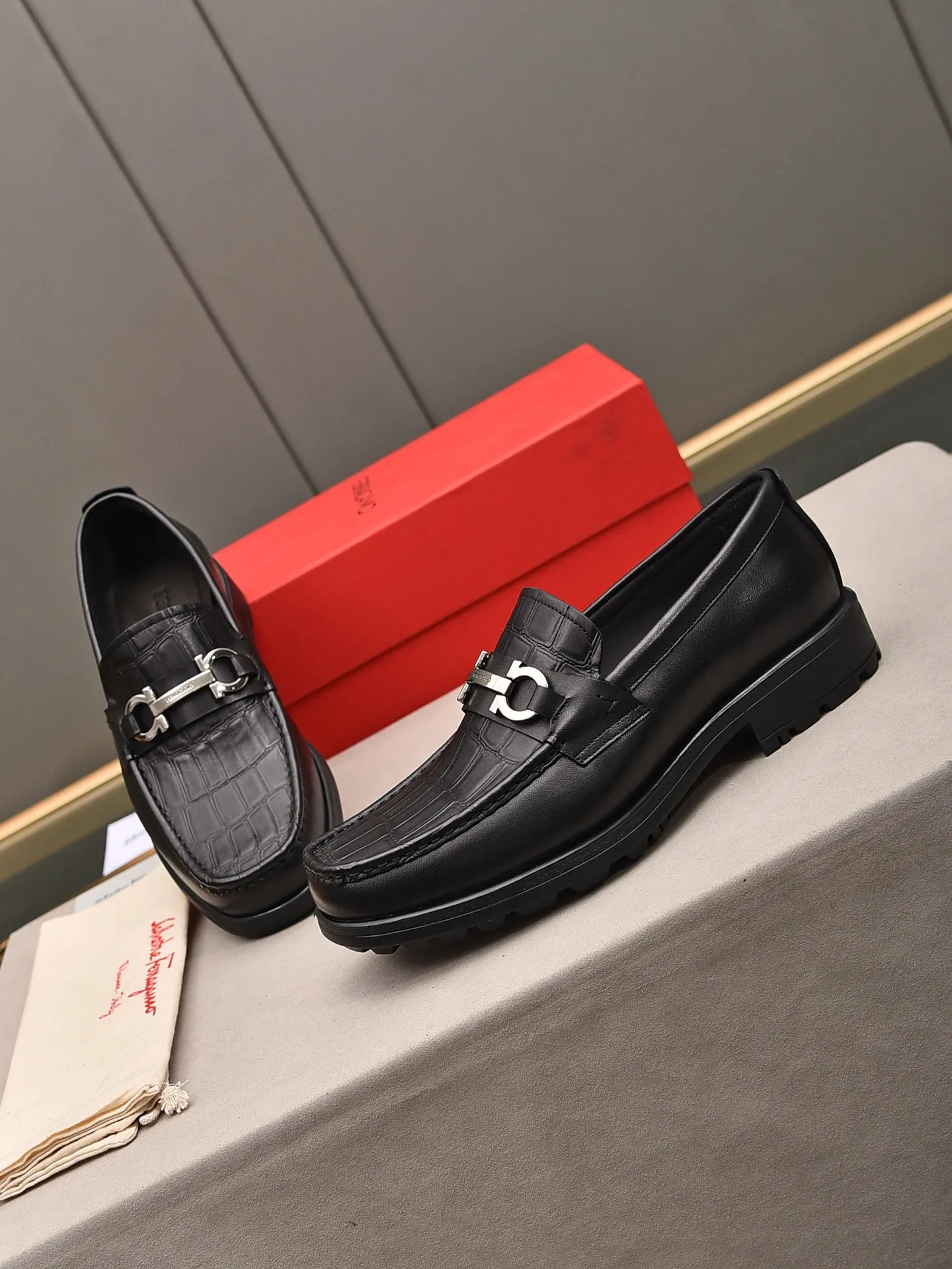 Men's shoes 💰: 500 Brand: Ferragamo Size: Men's size 38/44 (45 can be customized) Grade: Same style as the official website High-end quality men's shoes Material: Original first-layer calfskin Water-dyed cowhide lining Original outsole Style categories: Men's fashionable formal business casual leather shoes Slip-on men's shoes high-top series Young fashion European and American trends British style Casual matching Comfortable feet